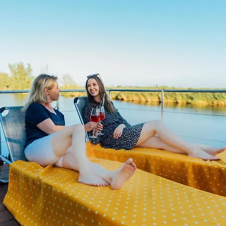 Abenteuer Flusslandschaft - Hausboot Fest Vertaeut In Botel Anklam