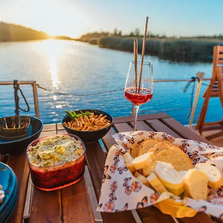 Abenteuer Flusslandschaft - Hausboot Fest Vertaeut In Anklam