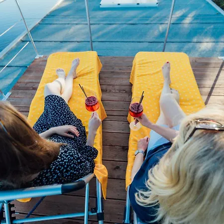 Abenteuer Flusslandschaft - Hausboot Fest Vertaeut In Botel *