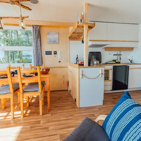 Abenteuer Flusslandschaft - Hausboot Fest Vertaeut In Botel Anklam