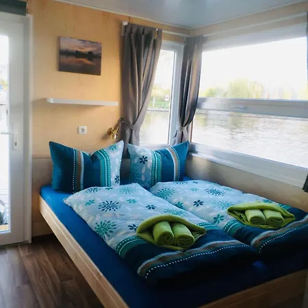 Abenteuer Flusslandschaft - Hausboot Fest Vertäut In *