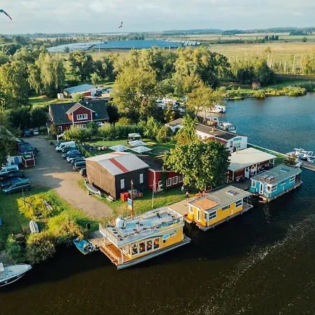 Abenteuer Flusslandschaft - Hausboot Fest Vertaeut In Botel