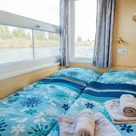 Abenteuer Flusslandschaft - Hausboot Fest Vertäut In Botel Anklam