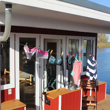 Abenteuer Flusslandschaft - Hausboot Fest Vertaeut In Anklam